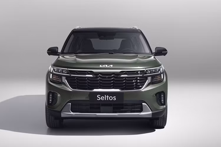 Hệ thống đèn 2 tầng trên đầu xe, viền hốc gió trung tâm, đèn sương mù LED phía trước, vành la-zăng, đèn hậu và cản sau. Trong đó, cả dải đèn LED định vị ban ngày và đèn hậu LED đều lấy cảm hứng thiết kế từ bản đồ sao. Ở bản cao cấp, xe sẽ dùng vành hợp kim đa chấu với đường kính 18 inch.