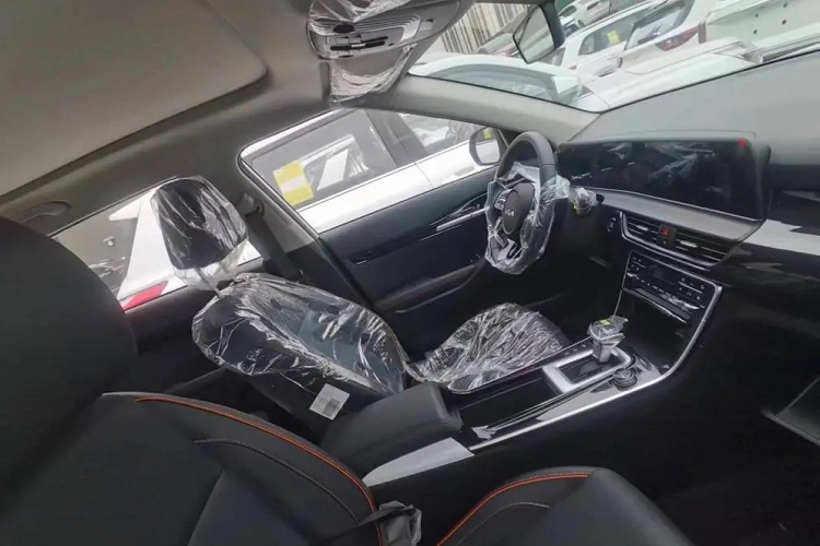 Tùy từng thị trường, mẫu SUV cỡ B này sẽ có những trang bị an toàn như camera 360 độ, camera cập lề, hỗ trợ tránh va chạm khi lùi chuồng, hỗ trợ đỗ xe từ xa thông minh, nhận biết biển báo giao thông và cảm biến đỗ xe phía trước.