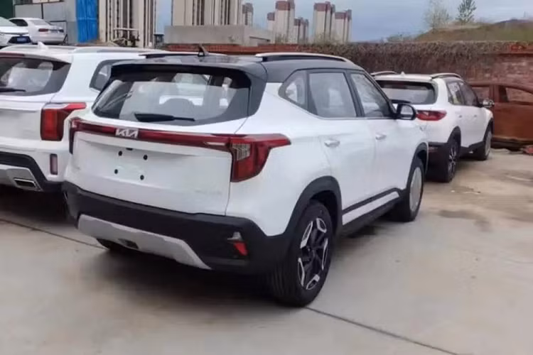 Thứ hai là động cơ xăng 4 xi-lanh, tăng áp, dung tích 1.6L với công suất tối đa 198 mã lực và mô-men xoắn cực đại 265 Nm. Động cơ kết hợp với hộp số tự động 8 cấp và hệ dẫn động 4 bánh toàn thời gian.