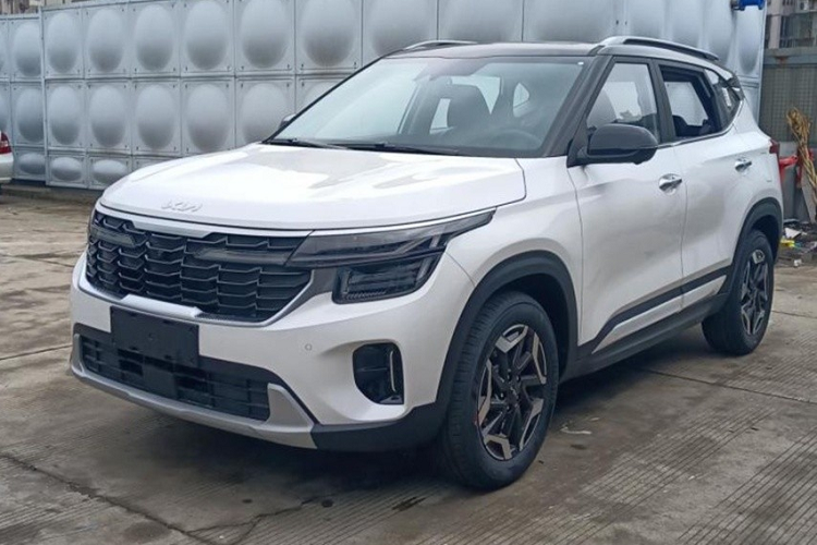 Đây là lần đầu tiên mẫu SUV cỡ B này được bán ở thị trường Trung Quốc. Tại quốc gia tỷ dân này, Kia Seltos sẽ giữ nguyên tên gọi như ở thị trường nước ngoài. Ngay cả thiết kế của xe cũng không khác gì mẫu xe SUV Kia Seltos 2023 dành cho các thị trường khác.