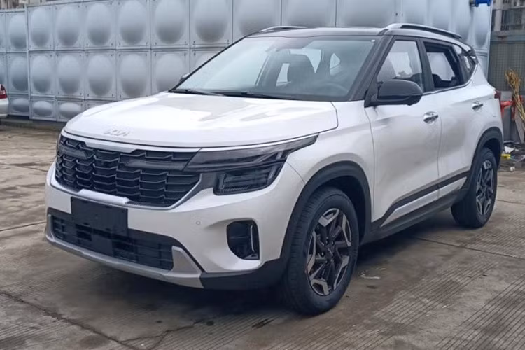 Đây là lần đầu tiên mẫu SUV cỡ B này được bán ở thị trường Trung Quốc. Tại quốc gia tỷ dân này, Kia Seltos sẽ giữ nguyên tên gọi như ở thị trường nước ngoài. Ngay cả thiết kế của xe cũng không khác gì mẫu xe SUV Kia Seltos 2023 dành cho các thị trường khác.