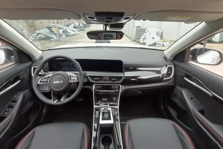 Ở thị trường Hàn Quốc, mẫu xe này đã chuyển sang dùng núm xoay chuyển số mới thay cho cần số truyền thống. Tuy nhiên, xe ở các thị trường bên ngoài như Trung Quốc sẽ vẫn dùng cần số thông thường.