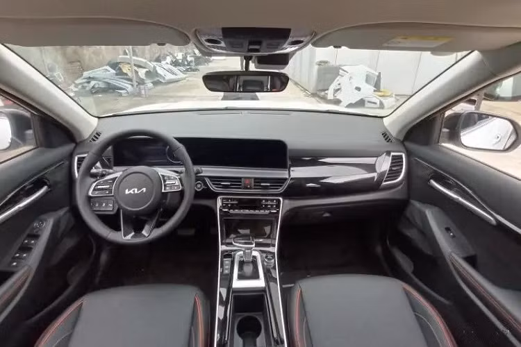 Ở thị trường Hàn Quốc, mẫu xe này đã chuyển sang dùng núm xoay chuyển số mới thay cho cần số truyền thống. Tuy nhiên, xe ở các thị trường bên ngoài như Trung Quốc sẽ vẫn dùng cần số thông thường.