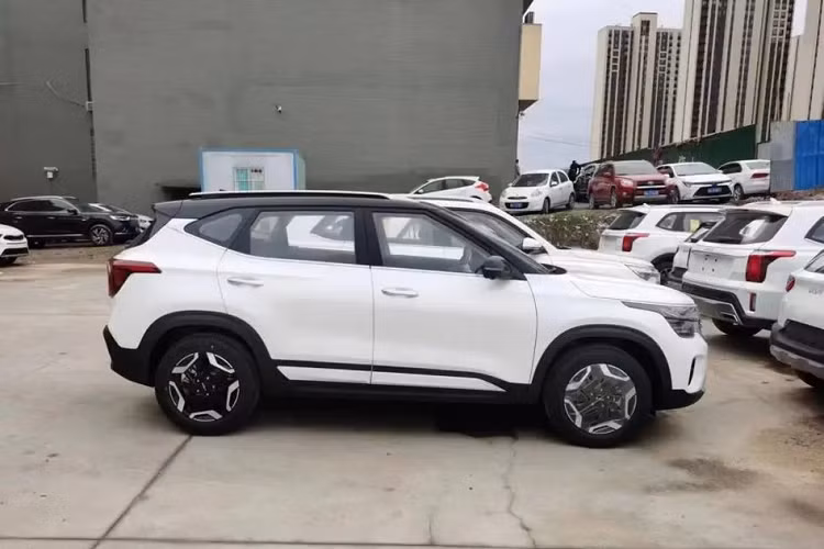 Như thông tin đã đưa, Kia Seltos 2023 sở hữu kích thước tăng nhẹ so với trước, bao gồm chiều dài 4.390 mm, chiều rộng 1.800 mm, chiều cao 1.600 mm và chiều dài cơ sở 2.630 mm. Như vậy, xe dài hơn 75 mm,thấp hơn 45 mm và chiều dài cơ sở tăng 20 mm. Không chỉ tăng kích thước, mẫu SUV cỡ B này còn được bổ sung những chi tiết thiết kế mới như lưới tản nhiệt