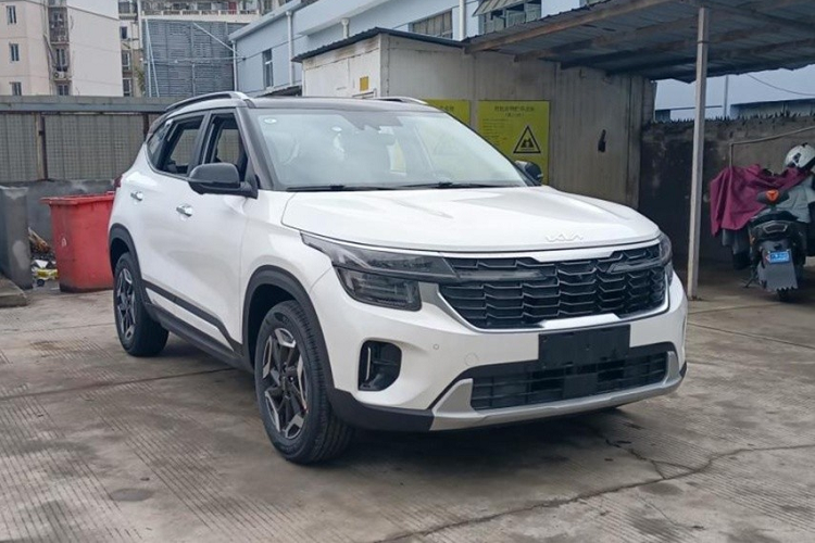 Kia Seltos 2023 nâng cấp giữa vòng đời đã chính thức trình làng ở thị trường Hàn Quốc vào giữa năm ngoái. Sau Hàn Quốc, mẫu SUV cỡ B này đã liên tục ra mắt các thị trường khác như Mỹ và Úc. Đến nay, Kia Seltos 2023 lại tiếp tục cập bến đại lý ở thị trường sát cạnh với Việt Nam, đó là Trung Quốc.