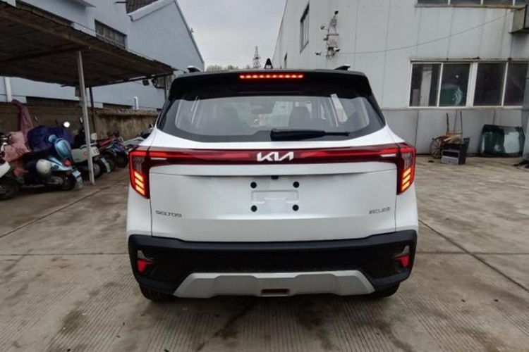 Bên trong Kia Seltos 2023 là không gian nội thất bọc da màu trơn hoặc phối 2 màu. Thêm vào đó là những trang bị đáng chú ý như màn hình cỡ lớn đặt nổi trên mặt táp-lô, kết hợp giữa bảng đồng hồ kỹ thuật số và màn hình cảm ứng trung tâm cùng có kích thước 10,25 inch.