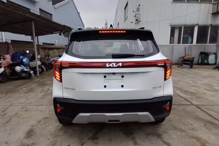 Bên trong Kia Seltos 2023 là không gian nội thất bọc da màu trơn hoặc phối 2 màu. Thêm vào đó là những trang bị đáng chú ý như màn hình cỡ lớn đặt nổi trên mặt táp-lô, kết hợp giữa bảng đồng hồ kỹ thuật số và màn hình cảm ứng trung tâm cùng có kích thước 10,25 inch.