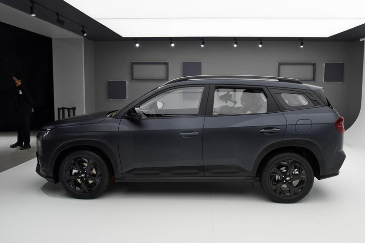 Cổng USB Type C/Type A, sạc điện thoại không dây, cổng sạc 12V. Phanh tay điện tử, tự động giữ phanh tạm thời... và cần số với thiết kế như cần đẩy trên cụm điều khiển trung tâm. Cần số này cũng được tích hợp màn hình nhỏ phía trên, giống loại dùng cho Kia Seltos 2023 dành cho thị trường Trung Quốc.