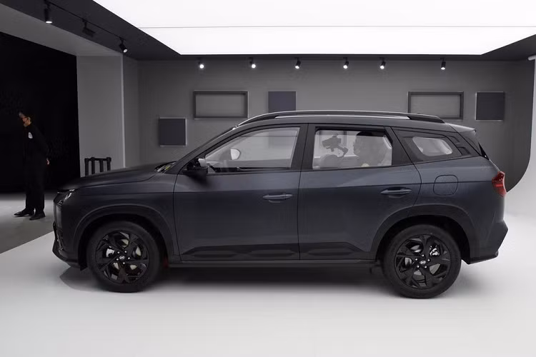 Cổng USB Type C/Type A, sạc điện thoại không dây, cổng sạc 12V. Phanh tay điện tử, tự động giữ phanh tạm thời... và cần số với thiết kế như cần đẩy trên cụm điều khiển trung tâm. Cần số này cũng được tích hợp màn hình nhỏ phía trên, giống loại dùng cho Kia Seltos 2023 dành cho thị trường Trung Quốc.