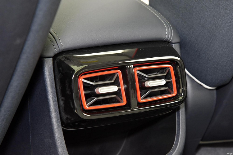 Đằng sau, Mufasa thu hút sự chú ý bằng cụm đèn hậu hình bầu dục nằm vắt ngang trên đuôi xe, bao quanh ốp màu đen bóng tích hợp tem chữ nổi "Hyundai" ở giữa. Cụm đèn hậu này có thiết kế khá giống với người anh em Hyundai Santa Fe dành riêng cho thị trường Trung Quốc.