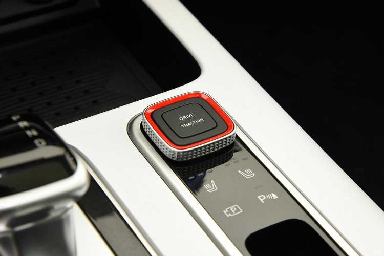 Cũng như cản trước, cản sau của mẫu SUV cỡ C này được trang trí bằng những chi tiết hình học màu đen. Thêm vào đó là cánh gió mui tích hợp đèn phanh nằm dọc ở chính giữa theo phong cách xe đua F1, 2 dải đèn nằm ngang trên cản sau và bộ khuếch tán gió. Ống xả của Hyundai Mufasa được giấu khá kín, tạo sự gọn gàng cho khu vực phía sau xe.