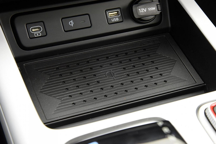 Bên trong Mufasa là không gian nội thất 2 hàng ghế với 5 chỗ ngồi, được áp dụng phong cách thiết kế mới của thương hiệu Hyundai. Có thể thấy điều này qua những chi tiết như màn hình cỡ lớn trên mặt táp-lô, kết hợp giữa bảng đồng hồ kỹ thuật số và màn hình cảm ứng trung tâm. Trong khi đó, vô lăng của xe có thiết kế giống với Hyundai Tucson và Elantra.