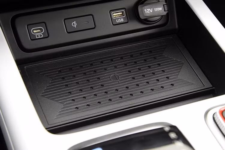 Bên trong Mufasa là không gian nội thất 2 hàng ghế với 5 chỗ ngồi, được áp dụng phong cách thiết kế mới của thương hiệu Hyundai. Có thể thấy điều này qua những chi tiết như màn hình cỡ lớn trên mặt táp-lô, kết hợp giữa bảng đồng hồ kỹ thuật số và màn hình cảm ứng trung tâm. Trong khi đó, vô lăng của xe có thiết kế giống với Hyundai Tucson và Elantra.