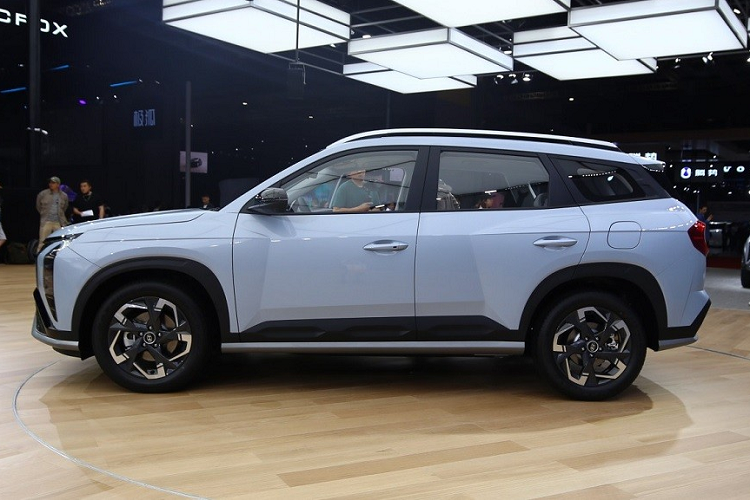 Tương tự ix35, mẫu xe SUV Hyundai Mufasa cũng được định vị trong phân khúc SUV cỡ C. Tuy nhiên, so với người anh em Hyundai Tucson hiện đang bán tại thị trường Trung Quốc, Mufasa có kích thước nhỏ hơn đáng kể. Cụ thể, tân binh của thương hiệu Hyundai sở hữu chiều dài 4.475 mm, chiều rộng 1.850 mm, chiều cao 1.665 mm và chiều dài cơ sở 2.680 mm.