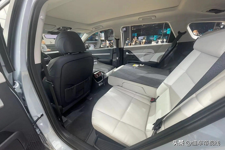 Để tăng thêm sự trẻ trung cho nội thất, hãng Hyundai đã dùng đến cách phối màu tương phản cho 2 ghế trước và mặt táp-lô. Ngoài ra, Hyundai Mufasa còn đi kèm hệ thống điều hòa chỉnh cảm ứng...