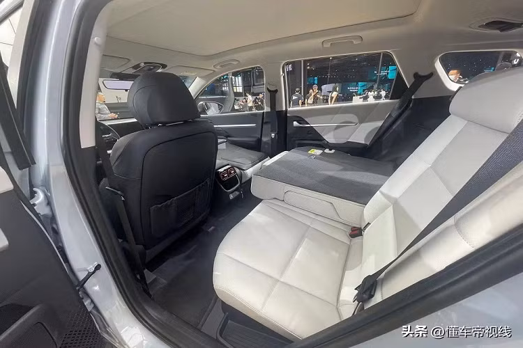 Để tăng thêm sự trẻ trung cho nội thất, hãng Hyundai đã dùng đến cách phối màu tương phản cho 2 ghế trước và mặt táp-lô. Ngoài ra, Hyundai Mufasa còn đi kèm hệ thống điều hòa chỉnh cảm ứng...