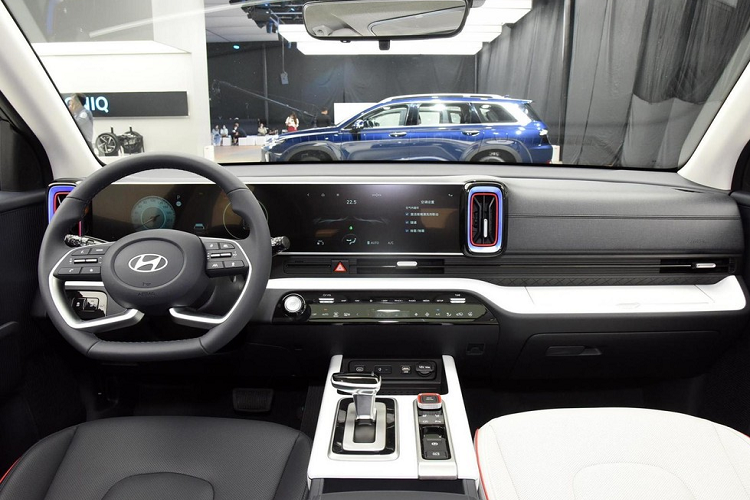 Tương tự các mẫu xe cùng thương hiệu Hyundai, Musasa cũng sở hữu những đường dập gân và cắt xẻ sắc sảo bên sườn. Tại đây, xe còn có những chi tiết màu đen như các cột, ốp gương chiếu hậu, nẹp hốc bánh và nẹp sườn. Tùy theo phiên bản, xe sẽ dùng vành la-zăng sơn màu đen bóng hoặc phay xước 2 màu tương phản. Trên nóc còn có baga nổi bật và anten vây cá mập.