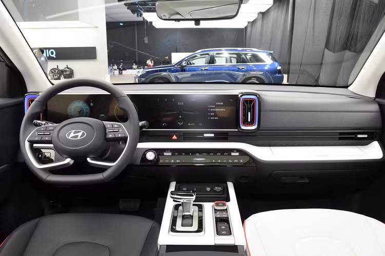 Tương tự các mẫu xe cùng thương hiệu Hyundai, Musasa cũng sở hữu những đường dập gân và cắt xẻ sắc sảo bên sườn. Tại đây, xe còn có những chi tiết màu đen như các cột, ốp gương chiếu hậu, nẹp hốc bánh và nẹp sườn. Tùy theo phiên bản, xe sẽ dùng vành la-zăng sơn màu đen bóng hoặc phay xước 2 màu tương phản. Trên nóc còn có baga nổi bật và anten vây cá mập.