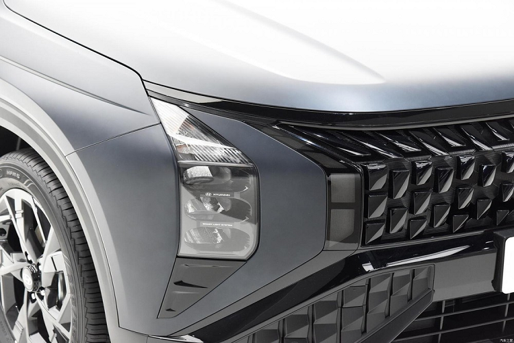 Trong khi đó, cụm đèn pha chính của xe có thiết kế nằm dọc ở hai góc khá bắt mắt và độc đáo. Cản trước của mẫu SUV cỡ C này được trang trí bằng những chi tiết hình học màu đen. Nằm chính giữa hốc gió trung tâm là hộp chứa radar nhằm phục vụ các tính năng an toàn chủ động của xe.