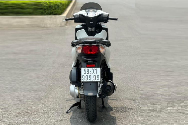 Nghe mức giá gần 4 tỷ cho một chiếc xe ga Honda SH đời cũ, chắc ít ai tin. Tuy nhiên mới đây, nhiều cò xe máy ở TP HCM đã rao bán chiếc xe tay ga Honda SH nhập Ý đời 2012 với giá đến 3,9 tỷ đồng.