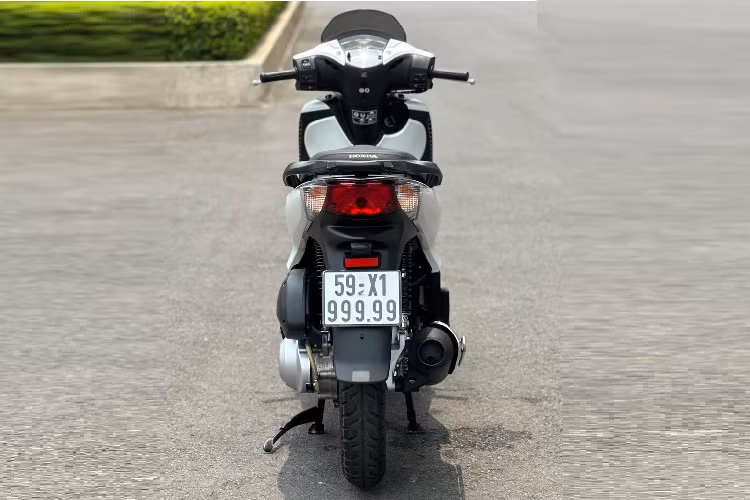 Nghe mức giá gần 4 tỷ cho một chiếc xe ga Honda SH đời cũ, chắc ít ai tin. Tuy nhiên mới đây, nhiều cò xe máy ở TP HCM đã rao bán chiếc xe tay ga Honda SH nhập Ý đời 2012 với giá đến 3,9 tỷ đồng.