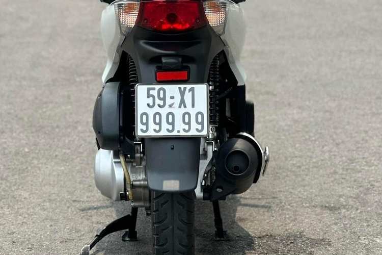 Được biết, các xe Honda SH nhập Ý hiện có giá bán từ 150 triệu đến vài tỷ đồng, tùy vào việc độ hiếm, biển đẹp hay xe thùng (chưa lăn bánh, chưa đổ xăng). Trước đó, đã có không ít xe Honda SH nhập Ý biển ngũ quý 9 được rao bán từ 1,5 đến 2 tỷ đồng, nhưng đây là lần đầu, có xe được rao bán đến gần 4 tỷ.