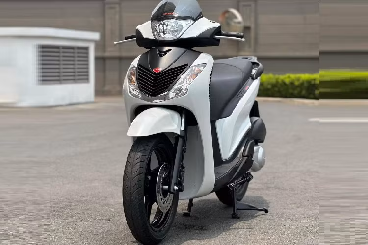 Với giá chiếc Honda SH gần 4 tỷ đồng này, nhiều người có thể chi ra để mua 3 chiếc xe ôtô bao gồm Kia Morning cho vợ đi làm, Mercedes-Benz C300 AMG cho chồng ngoại giao và Mitsubishi Xpander 2023 cho cả nhà mỗi khi đi du lịch, tất nhiên chúng tôi đã tính giá lăn bánh và gần như các bản đều được chọn cao cấp nhất.