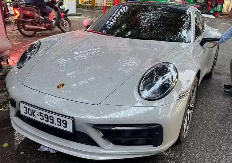 Porsche 911 Carrera S hon 9 ty gan bien so 30K-599.99 gia 1,79 ty dong