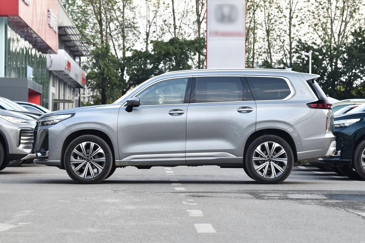 Tiếp đến, chiếc SUV cỡ lớn này còn có các khe tản nhiệt hình tam giác 2 bên đầu xe, kết hợp cùng dải đèn LED chiếu sáng ban ngày bố trí theo chiều dọc. Cuối cùng là 1 tấm ốp mạ crôm nối liền 2 dải đèn LED này lại với nhau cũng tạo ra chất riêng cho phần đầu xe.