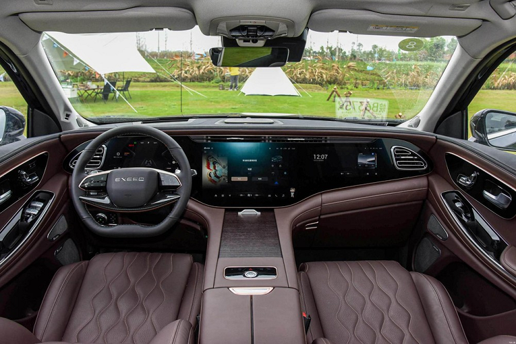 Thiết kế 3 màn hình kéo dài từ người lái qua bên hành khách đã thực sự mang đến sự hấp dẫn cho khoang lái Exeed Lanyue 2023. Nếu bạn đang sử dụng xe điện Mercedes-Benz EQS 2023 và thấy cách bố trí 3 màn hình này quen thuộc, không nhầm đâu, vì hãng xe Trung Quốc mượn chất "Tây" vào cho chiếc xe của mình.