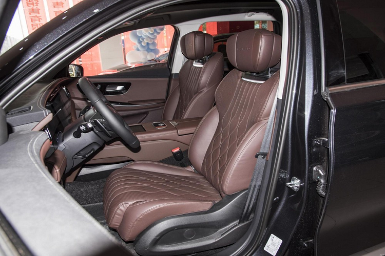 Thay đổi đáng chú ý nhất bên trong nội thất Exeed Lanyue 2023 chính là việc xe được trang bị bảng đồng hồ LCD hoàn toàn mới, kết hợp với màn hình cảm ứng đa phương tiện điều khiển trung tâm và 1 màn hình dành cho ghế phụ.