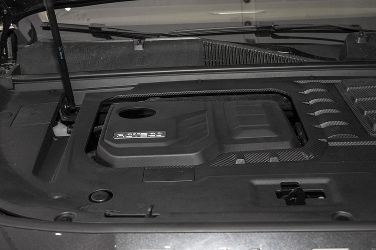 Sức mạnh của động cơ sẽ kết hợp với hộp số tự động 8 cấp Aisin 8AT cùng hệ dẫn động bốn bánh thế hệ thứ 6 của BorgWarner. Xe đã ra mắt tổng cộng 6 phiên bản, mức giá xe Exeed Lanyue 2023 từ 189.900 nhân dân tệ đến 233.900 nhân dân tệ (tương đương từ 615 triệu đồng đến 797 triệu đồng) tại Trung Quốc.