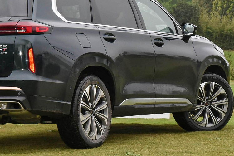 Đằng sau Exeed Lanyue 2023 được trang bị cánh gió mui được khoét 1 lỗ to, cụm đèn hậu trải dài hết đuôi xe. Ngoài ra, đuôi xe mới còn có đèn phản quang chạy dọc 2 bên, ốp cốp sau được tô điểm bằng dải trang trí mạ crom xuyên thấu, ống xả kép 2 bên xe. Xe được trang bị mâm đa chấu, kích thước 20 inch màu bạc...