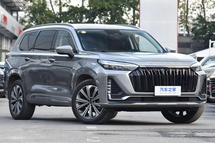 Đầu tiên, Exeed Lanyue 2023 sử dụng lưới tản nhiệt trước hình đa giác kích thước lớn, thiết kế lưới tản nhiệt dạng thác nước, cụm đèn pha hai bên sắc cạnh, nối liền với nhau bằng dải trang trí mạ crôm, tạo thành một thể liền khôi, giúp tăng cường chiều rộng trực quan của mặt trước xe.