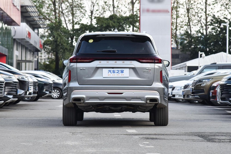 Ở bên thân xe, thiết kế tổng thể của Exeed Lanyue 2023 vẫn tiếp nối những đường nét ôm sát thân xe cổ điển của những mẫu xe cũ, các khung cửa sổ mạ crôm kết hợp với đường mui xe thẳng và cong xuống, chạy dọc theo thân xe.