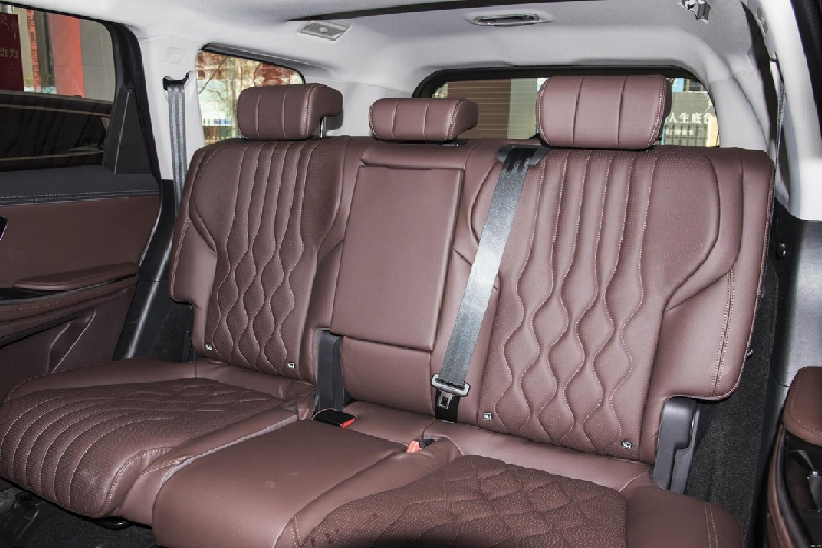 Ngoài ra, chiếc xe Exeed Lanyue 2023 còn được trang bị con chip Qualcomm Snapdragon 8155 + hệ sinh thái sư tử Lion5.0, được bổ sung bởi hệ thống điều khiển trực quan ô tô CVBOX, giúp cải thiện đáng kể các thuộc tính công nghệ của ô tô. Các trang bị này đều được đánh giá là công nghệ hàng đầu của ngành công nghiệp ôtô hiện nay.