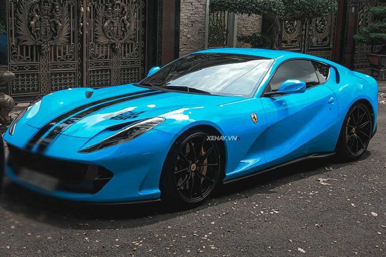 Chiếc Ferrari 812 Superfast đầu tiên được đưa về Việt Nam là vào năm 2019, xe có màu sơn đỏ Rosso Settanta. Và xe trong bài là chiếc thứ hai được đưa về nước, nguyên bản chiếc xe này mang màu sơn đen Nero huyền bí.