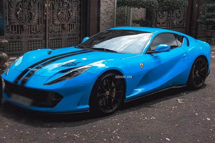 Chiếc Ferrari 812 Superfast đầu tiên được đưa về Việt Nam là vào năm 2019, xe có màu sơn đỏ Rosso Settanta. Và xe trong bài là chiếc thứ hai được đưa về nước, nguyên bản chiếc xe này mang màu sơn đen Nero huyền bí.