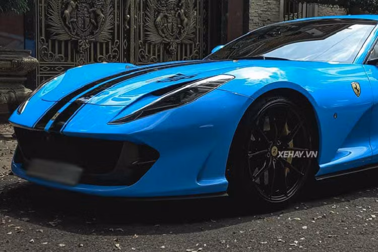 Tuy nhiên ở thời điểm hiện tại, Ferrari 812 Superfast thứ 2 tại Việt Nam đã được chủ nhân thay “áo” mới màu xanh dương, kết hợp các đường sọc đen chạy dọc từ đầu tới đuôi xe, đậm chất xe đua. Đây là chiếc Ferrari 812 Superfast được thay đổi màu sơn ngoại thất nhiều nhất Việt Nam.