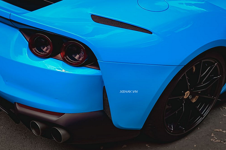 Xe sử dụng hộp số 7 cấp ly hợp kép được gia công bởi Getrag. Xe có khả năng tăng tốc từ 0 lên 100 km/h chỉ trong khoảng 2,9 giây trước khi đạt vận tốc tối đa khoảng 340 km/h.