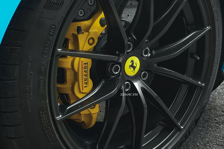 Mặc dù sở hữu nhiều công nghệ hybrid và turbocharge từ các mẫu xe đua F1, Ferrari tuyên bố sẽ không bao giờ trang bị các công nghệ này trên các mẫu xe sử dụng động cơ V12 đặt trước. Ferrari 812 Superfast được bố trí dẫn động cầu sau nhằm duy trì truyền thống lâu đời của hãng. Mức giá xe Ferrari 812 SuperFast có mức tính phí trước bạ khi mới về Việt Nam là 27 tỷ đồng.