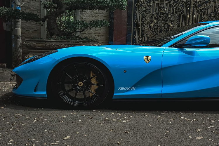 Về thiết kế, nhìn chung Ferrari 812 Superfast khá tương đồng với đàn anh F12berlinetta với một loạt các đặc điểm như: nắp capo dài, khoang hành lý khá thoải mái,… Tuy nhiên xe vẫn mang những nét đặc trưng của các thế hệ Ferrari mới như đèn pha LED kéo dài theo thân xe, hệ thống đèn hậu dạng vòng tròn kép…