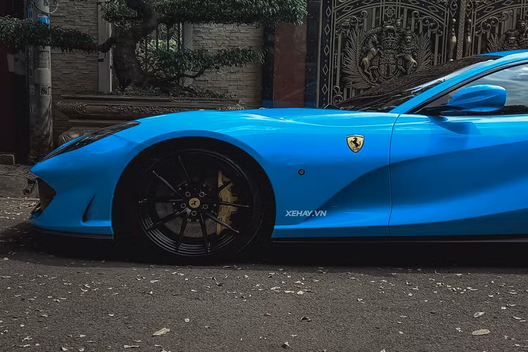 Về thiết kế, nhìn chung Ferrari 812 Superfast khá tương đồng với đàn anh F12berlinetta với một loạt các đặc điểm như: nắp capo dài, khoang hành lý khá thoải mái,… Tuy nhiên xe vẫn mang những nét đặc trưng của các thế hệ Ferrari mới như đèn pha LED kéo dài theo thân xe, hệ thống đèn hậu dạng vòng tròn kép…