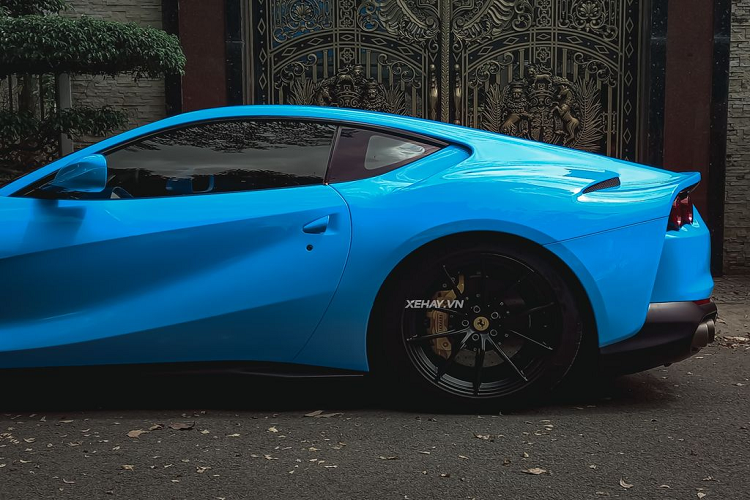 Chiếc Ferrari 812 Superfast này được trang bị bộ mâm 5 chấu kép sơn đen mờ và kẹp phanh Brembo màu vàng nổi bật. Đĩa phanh trên xe được trang bị tiêu chuẩn với chất liệu carbon-ceramic của Brembo, vốn có hiệu suất tốt hơn 5,8% so với F12berlinetta. “Siêu ngựa” sử dụng bộ lốp hiệu suất cao Pirelli P ZERO với thông số 275/35 ZR20 ở cầu trước và 315/35 ZR20 cho cầu sau.