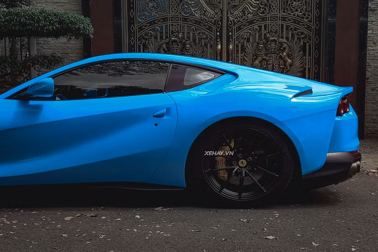 Chiếc Ferrari 812 Superfast này được trang bị bộ mâm 5 chấu kép sơn đen mờ và kẹp phanh Brembo màu vàng nổi bật. Đĩa phanh trên xe được trang bị tiêu chuẩn với chất liệu carbon-ceramic của Brembo, vốn có hiệu suất tốt hơn 5,8% so với F12berlinetta. “Siêu ngựa” sử dụng bộ lốp hiệu suất cao Pirelli P ZERO với thông số 275/35 ZR20 ở cầu trước và 315/35 ZR20 cho cầu sau.