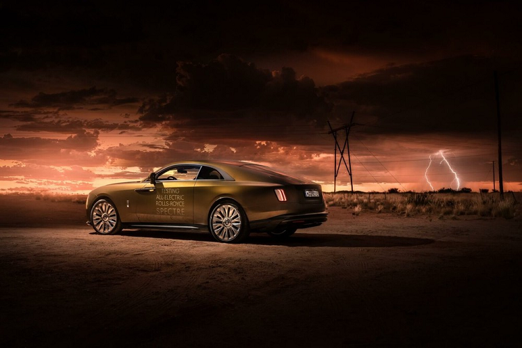 Rolls-Royce còn phải làm rất nhiều thứ để đảm bảo chiếc xe diện đầu tiên của mình sản xuất là Spectre sẽ đạt sự hoàn hảo cao nhất khi đến tay khách hàng. Hiện nay, 1 chiếc xe siêu sang Rolls-Royce Spectre đã được mang sang đất nước Nam Phi để các kỹ sư của hãng có thể đánh giá được khả năng chịu nhiệt của xe.