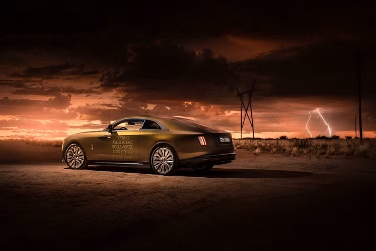 Rolls-Royce còn phải làm rất nhiều thứ để đảm bảo chiếc xe diện đầu tiên của mình sản xuất là Spectre sẽ đạt sự hoàn hảo cao nhất khi đến tay khách hàng. Hiện nay, 1 chiếc xe siêu sang Rolls-Royce Spectre đã được mang sang đất nước Nam Phi để các kỹ sư của hãng có thể đánh giá được khả năng chịu nhiệt của xe.