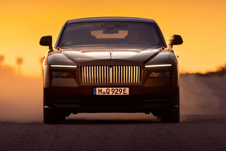 Nhiều hãng quen thuộc với các cổ máy với động cơ xăng dung tích lớn như Ferrari, Lamborghini, McLaren, Bentley hay Rolls-Royce đang phải hội nhập xu hướng xe điện khi đã đưa ra lộ trình điện khí hóa cho dàn xe của mình, trong số này, hãng xe siêu sang đến từ Anh quốc đã vén màn mẫu xe Rolls-Royce Spectre chạy điện nhưng chưa xuất xưởng.