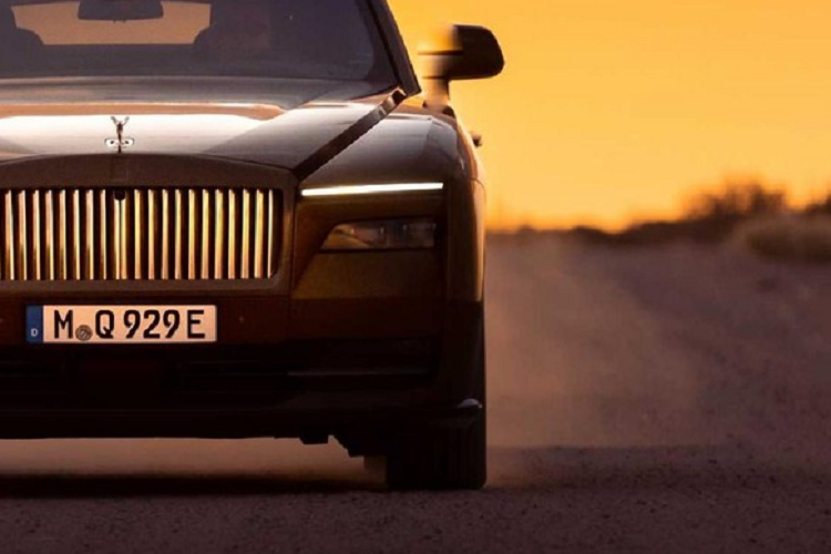 Hiện chiếc Spectre chạy điện của Rolls-Royce đã trải qua gần 2 triệu km thử nghiệm, hãng này cũng cho biết quá trình thử nghiệm Spectre đã hoàn tất khoảng 80%. Phần còn lại chính là việc nghiên cứu khách hàng sẽ sử dụng chiếc xe EV theo cách nào, bao gồm cả việc lái xe trong các siêu đô thị toàn cầu để mang đến trải nghiệm lái tốt nhất.