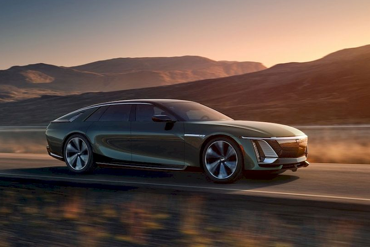 Trước đó, Giám đốc kỹ thuật của Cadillac, ông Tony Roma cho biết số xe được đặt trước hiện vượt quá quy mô sản xuất trong vòng 18 tháng của nhà máy. Điều này đồng nghĩa với việc các khách hàng tiếp theo cần phải chờ đến năm 2025 mới có thể đặt hàng và thêm vài tháng nữa để nhận được chiếc xe.